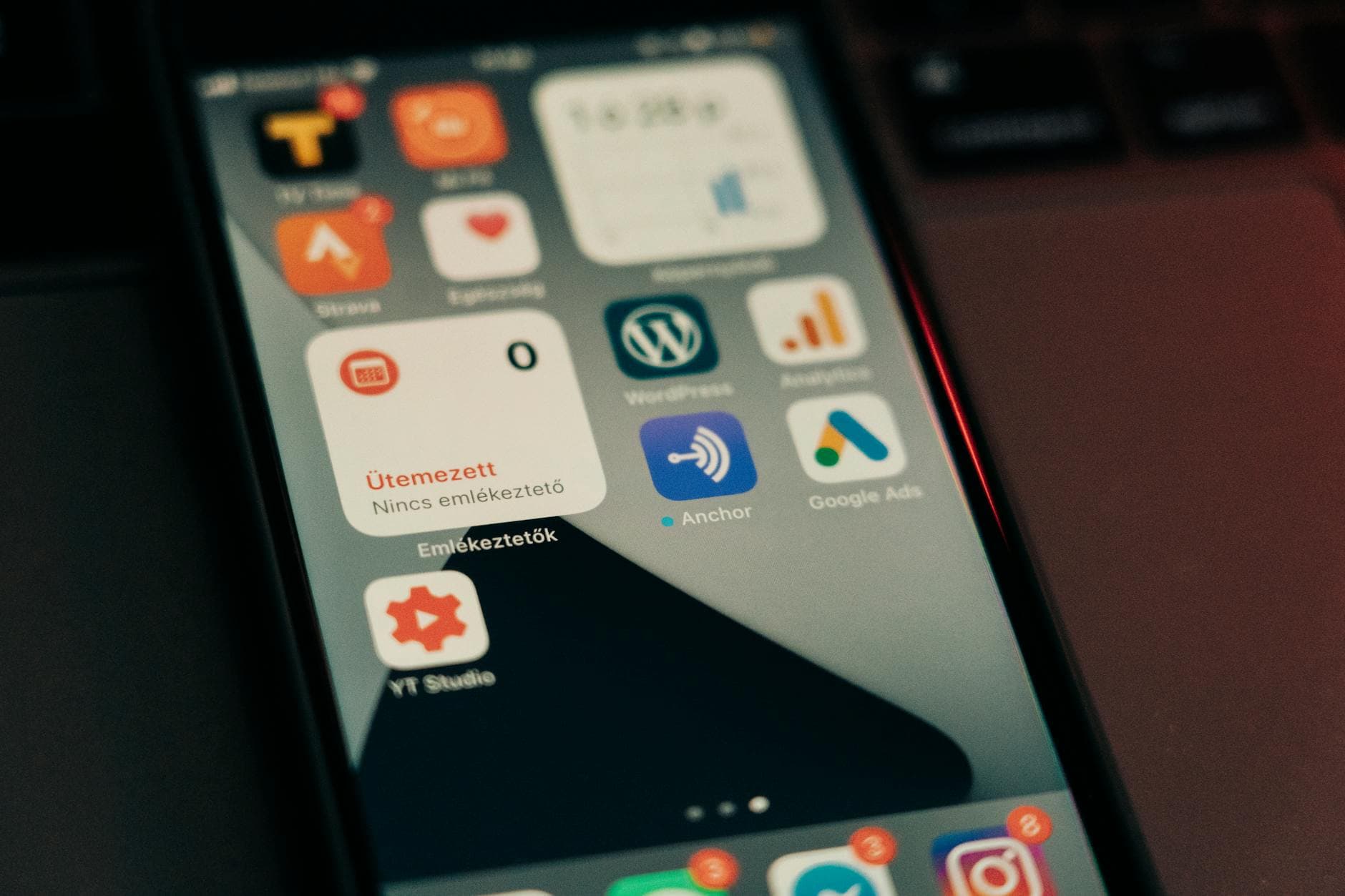 Smartphone mit sichtbarem Google Ads App-Icon